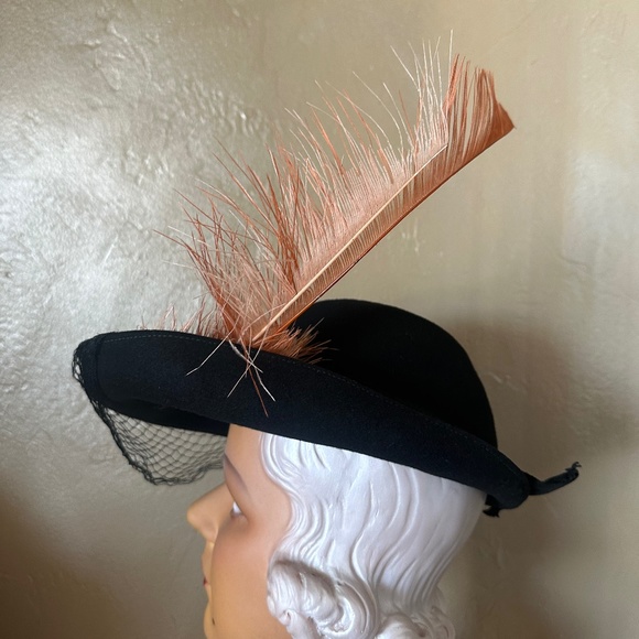 CAPTIVATING 1940s\' BLACK FELT FEDORA + UPTURNED BRIM + SALMON COLORED FEATHERS main image 10